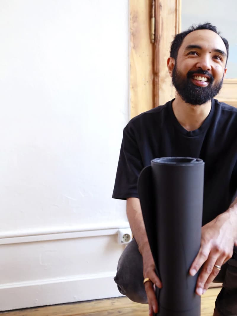 Professeur de yoga pratiquant le yoga sereinement