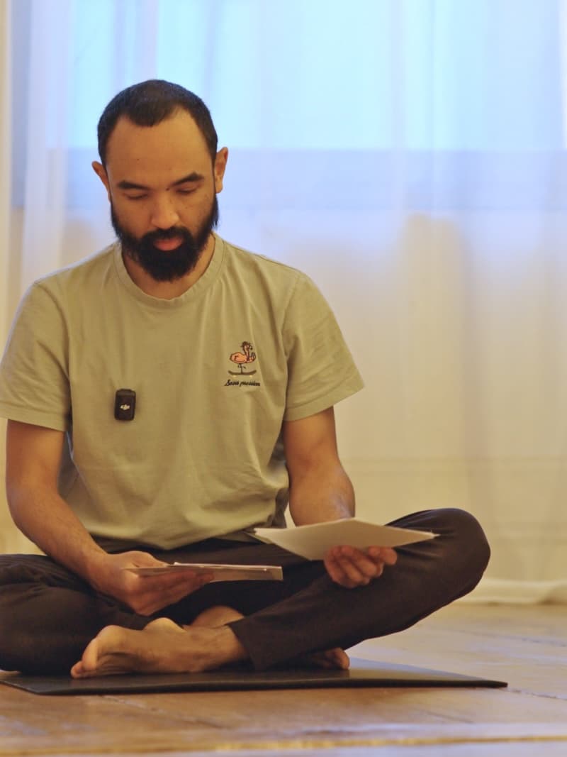 Professeur de yoga gérant de la paperasse et des factures